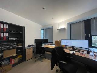 Office space with a total surface area of 513 sqm combined with an 80 sqm storage area for rent at a strategic prime location in Zaventem, close to the R0 and E40 motorways.<br />Thanks to its excellent location near Leuvensesteenweg (N2) and Woluwedal (R22), just 2.4 km from exit 4 Diegem-Woluwelaan, this site benefits from easy access to the E40/R0 junction and the greater Brussels region. The property is also easily accessible by public transport thanks to a convenient bus connection to and from Diegem railway station, located only 3 km away.<br /><br />The office space is divided into 253 sqm on the ground floor and 260 sqm on the first floor. The premises consist of meeting rooms and separate offices, creating a pleasant and professional working environment. In addition, the spaces are equipped with double glazing, energy-efficient LED lighting, high-quality flooring and modern technical installations, making the property fully move-in ready for various professional activities.<br /><br />Moreover, the offices can be split into two separate spaces of 253 sqm and 260 sqm, offering additional flexibility for different business activities or multiple users.<br /><br />The building also features a practical 80 sqm storage space with a sectional door, ideal for storage or archive purposes. Furthermore, the site provides ample parking facilities for employees and visitors.<br /><br />Contact <strong>PANORAMA B2B</strong> for additional information, detailed plans or a non-binding site visit: <strong>0477 09 00 09.</strong>