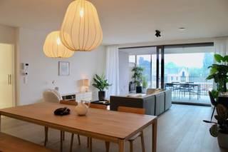 Dit prachtig 2-slaapkamerappartement C20.201 met terras, gelegen op de tweede verdieping van residentie Riverside heeft een oppervlakte van ca. 127 m². Het omvat een inkom met gastentoilet, berging, een badkamer met bad, apart toilet, 2 slaapkamers. Of liever een home-office? Dan richt je de tweede kamer gewoon in als bureauruimte. In dit appartement ben je, ook als kok(kin) altijd verbonden met je gezin of gasten vanuit de open keuken. De leefruimte geniet veel lichtinval dankzij het grote raam dat uitgeeft op je riante terras, met zicht op de jachthaven, van maar liefst 34 m².<br /><br />Het app. is voorzien van vloerverwarming, warmtepomp en handdoekradiators. Bij elk app. hoort een ondergrondse autostaanplaats en/of garagebox. Deze dient apart bij aangekocht te worden. Verder kun je een kelderberging of oplaadpunt bijkopen.<br />Vrije keuze bij verschillende leveranciers voor de binnen afwerking (vloertegels, badkamer &amp; keuken, etc.)<br />Meer info? Contacteer Inge Vancluysen of Marisa Marasco op het nr. 011 41 33 23.