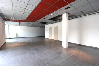 Commercieel handelspand van 122 m² met potentieel voor ruim horecaterras, tegenover Shopping 1<br /><br />Ontdek deze veelzijdige commerciële ruimte met een uitstekende ligging en tal van mogelijkheden. Dankzij de flexibele indeling is dit pand ideaal voor een vrij beroep, kantoorruimte, praktijk, studio, dans- of sportactiviteiten.<br /><br />De ruimte bevindt zich op het gelijkvloers en beschikt over een aangename, lichtrijke handelsruimte met aansluitend een praktische kitchenette en toilet.<br />De open indeling biedt mogelijkheden om de ruimte volledig naar eigen wensen en activiteit in te richten.<br /><br />Een grote troef is de uitstekende bereikbaarheid en de ruime parkeergelegenheid vlak voor de deur, met gratis parkeren gedurende het eerste uur – een belangrijk voordeel voor klanten en bezoekers.<br /><br />Extra comfort wordt geboden door een ondergrondse autostaanplaats en privatieve berging (optioneel aan te kopen voor €34.000 excl. kosten).<br /><br /><strong>Extra kenmerken:</strong><br />Bouwjaar: 2004<br />Degelijke constructie in metselwerk met stijlvolle afwerking in blauwe steen<br />Aluminium buitenschrijnwerk met dubbele beglazing<br />Arduinen raamdorpels<br />Onderhoudsvriendelijke tegelvloer<br />Verwarming op aardgas<br />Voorzien van inbraakbeveiliging<br /><br />Deze ruimte combineert zichtbaarheid, bereikbaarheid en functionaliteit, en vormt de ideale uitvalsbasis voor uw professionele activiteit.