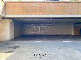 Place de parking facilement accessible, située au cœur du quartier, à proximité du lac de Zegem et de la Lippenslaan. <br /><br />Située au niveau -1, accessible par une rampe.<br />Hauteur : 1,9 mètre<br />Profondeur : 5,1 mètres<br />Largeur : 2,5 mètres<br /><br />N'hésitez pas à nous contacter pour plus d'informations : tél. : 050 62 44 14 ou par e-mail à knokke@immax.be