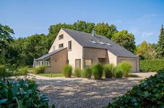<p><span>Op een uiterst residentiële en rustige locatie nabij het meer- en golfdomein van Keerbergen bevindt zich deze perfect instapklare villa uit 1990, met maar liefst 330 m² bewoonbare oppervlakte op een royaal perceel van 2.289 m². </span></p><p><span> </span></p><p><span>De woning werd afgewerkt met kwalitatieve materialen en steeds uitstekend onderhouden. </span></p><p><span>Op het gelijkvloers bevinden zich een inkomhal met toilet, een ruime en lichtrijke leefruimte met eetkamer en veranda, een functionele keuken met berging, bureau en dubbele garage. </span></p><p><span>Boven zijn er vier royale slaapkamers, een badkamer met ligbad, een afzonderlijke douchekamer en berging, aangevuld met een vijfde slaapkamer op de bovenste verdieping. </span></p><p><span> </span></p><p><span>Buiten geniet u van een zonnige tuin, een ruim terras en een verwarmd zwembad met prachtig zicht op het omliggende groen. </span></p><p><span>De woning is bovendien energiezuinig dankzij zonnepanelen en een thuisbatterij, is asbestveilig en beschikt dankzij de dubbele garage en ruime oprit over ruime parkeermogelijkheden. </span></p><p><span>Een ideale gezinsvilla die ruimte, comfort, privacy en een uitstekende residentiële ligging combineert. </span></p>