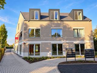 <p><span>Op zoek naar een modern appartement waar je als eerste bewoner je intrek kan nemen?</span></p><p><span>Dit lichtrijke nieuwbouwappartement van 67 m² bevindt zich op de eerste verdieping en is bereikbaar via lift of trap.</span></p><p><span> </span></p><p><span>Via de inkomhal met vestiaireruimte, gastentoilet en wasplaats bereik je de lichtrijke leefruimte met </span><span>twee terrassen</span><span> en een volledig uitgeruste open keuken.</span></p><p><span>Verder beschikt het appartement over een slaapkamer van 12 m² met ensuite badkamer, voorzien van een inloopdouche en lavabo.</span></p><p><span>Een extra berging zorgt voor bijkomende opbergruimte.</span></p><p><span> </span></p><p><span>Dankzij de </span><span>vloerverwarming en het ventilatiesysteem</span><span> geniet je van optimaal wooncomfort. Het gebouw beschikt bovendien over een fietsenlift naar de kelderverdieping.</span></p><p><span> </span></p><p><span>Het appartement is gunstig gelegen in Kontich, met winkels, openbaar vervoer en vlotte verbindingen richting Antwerpen en Mechelen in de omgeving.</span></p><p><span> </span></p><p><span>Praktische informatie:</span></p><ul><li><span>Eerste bewoning</span></li><li><span>Onmiddellijk beschikbaar</span></li><li><span>Gemeenschappelijke kosten: € 200/maand, inclusief verwarming en warm water</span></li></ul><p><span> </span></p><p><span>Interesse?</span></p><p><span>Contacteer ons voor meer informatie of een bezoek!</span></p><p><span> </span></p>