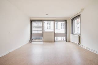 <p><span>Lichtrijk 2-slaapkamerappartement met terras en fietsenberging, pal in het centrum van Mechelen.</span></p><p><span>Het appartement bevindt zich op de derde verdieping en is bereikbaar via de gemeenschappelijke inkomhal met trap en lift.</span></p><p><span>Aan de voorzijde bevindt zich de ruime leef- en eetruimte met open keuken (32,8 m²). De keuken is uitgerust met een gootsteen, kookplaat met dampkap, koelkast met diepvriesvak en aansluiting voor een vaatwasser.</span></p><p><span>Via de hal bereik je de praktische badkamer met douche, lavabomeubel en toilet, en de twee slaapkamers van respectievelijk 7,2 m² en 16,1 m². Vanuit de grootste slaapkamer heb je toegang tot het terras, waar je geniet van een uniek zicht over de Mechelse skyline en de Sint-Romboutstoren.</span></p><p><span>Daarnaast is er een fietsenberging voorzien in de kelder.</span></p><ul><li><span>Gemeenschappelijke kosten: 60/maand</span></li><li><span>Beschikbaar vanaf 1 november</span></li></ul>