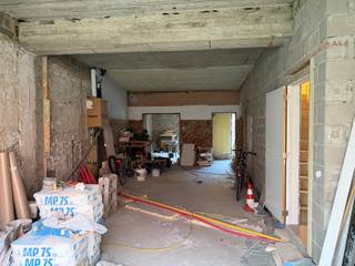 Deze handelszaak op de gelijkvloerse verdieping biedt ca. 150 m² bruikbare vloeroppervlakte en beschikt daarnaast over een aangename buitenruimte van 32 m². Het pand wordt casco aangeboden, waardoor de nieuwe eigenaar de ruimte volledig naar eigen smaak en behoeften kan afwerken en inrichten.<br /><br />Dankzij de ruime oppervlakte en flexibele indeling zijn er tal van mogelijkheden voor verschillende handels- of professionele activiteiten. Een interessante opportuniteit voor ondernemers die op zoek zijn naar een pand dat ze volledig naar eigen visie kunnen vormgeven.<br /><br />De ligging in de Nieuwstraat in Wetteren zorgt bovendien voor een goede visibiliteit voor passanten. Dankzij de ligging aan een straat met handelszaken en lokale bedrijvigheid is het pand vlot bereikbaar en beschikt het over een interessante commerciële ligging. De aanwezigheid van een ruime vitrine aan de straatzijde biedt bovendien mogelijkheden om de handelsruimte duidelijk zichtbaar te maken voor voorbijgangers.<br /><br />CONTACT: Jarno op 0473 28 42 26 of via info@vicusvastgoed.be