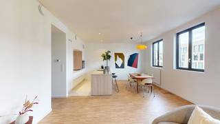 Cet appartement bénéficie d’un agencement réfléchi où tous les espaces essentiels sont harmonieusement organisés autour de la pièce de vie centrale. Le séjour avec cuisine profite d’un accès direct à la terrasse, apportant ainsi davantage de lumière et une agréable sensation d’espace. L’appartement comprend également une chambre, une salle de bains, des toilettes séparées, un hall d’entrée ainsi qu’un débarras. Grâce à son plan pratique et à son espace extérieur privatif, cet appartement constitue une solution de logement agréable dans un emplacement absolument privilégié au cœur d’Anvers.
