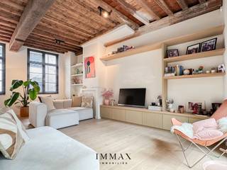 Volledig gerenoveerde stadswoning met zonnige binnenkoer in hartje Brugge!<br /><br />In het sfeervolle Sint-Gilliskwartier, een rustige en charmante wijk in het hart van Brugge, wacht achter een authentieke gevel een verrassend ruime en volledig gerenoveerde woning op haar nieuwe eigenaar. Deze karaktervolle woning onderging in 2019 een totaalrenovatie met oog voor detail, comfort en duurzame, kwalitatieve materialen.<br /><br />Bij het betreden van de woning kom je terecht in een uitnodigende inkomhal met praktische bergruimte en een gastentoilet. De lichtrijke leefruimte straalt warmte en gezelligheid uit, met een voorziening voor een gashaard die het geheel nog sfeervoller kan maken. Aansluitend bevindt zich de open leefkeuken die volledig werd uitgerust met hoogwaardige toestellen: een inductiekookplaat, oven, microgolf, vaatwasmachine, frigo, diepvries én een luxe Aqualex-kraan (koud water - spuitwater - kamertemperatuur) <br /><br />Achter de keuken ligt een handige berging met aansluitingen voor een wasmachine en extra technische voorzieningen.<br /><br />Op de eerste verdieping bevindt zich een ruime slaapkamer met inbouwkasten, evenals een stijlvolle badkamer die werd afgewerkt in Mortex en voorzien is van een inloopdouche, toilet en lavabo. De tweede verdieping biedt een tweede ruime slaapkamer aan, ook hier met ingemaakte kasten.<br /><br />Als kers op de taart beschikt deze woning over een zonnige en ruime binnenkoer: een buitenruimte waar het heerlijk vertoeven is in alle rust, midden in de stad. Een extra troef is de zeer beperkte inkijk, waardoor privacy gewaardborgd blijft. <br /><br />Deze instapklare woning combineert modern wooncomfort met authentieke charme en is de perfecte keuze voor wie wil genieten van rustige luxe in een bruisende stadsomgeving — of voor wie op zoek is naar een waardevaste investering in het hart van Brugge.<br /><br />Voor meer informatie of een vrijblijvend bezoek, contacteer Jana via jana@immax.be of via 0498 10 98 98