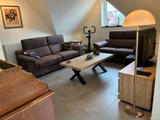 Op de tweede verdieping bevindt zich dit lichtrijke en verzorgde appartement. De leefruimte vormt het hart van de woonst en combineert een gezellige zithoek met een open, volledig uitgeruste keuken. Vanuit de leefruimte heb je rechtstreeks toegang tot het ruime terras. <br /><br />Het appartement telt verder twee slaapkamers, een apart gastentoilet en een moderne badkamer met lavabo en ligbad. Een praktische berging is eveneens aanwezig. <br /><br />Achter het gebouw is een autostaanplaats voorzien en is er een fietsenstalling beschikbaar. De nabijheid van de oprit van de E17 zorgt bovendien voor een uitstekende bereikbaarheid.<br /><br />Een ideale woonplek voor wie op zoek is naar comfort, ruimte en een vlotte verbinding.<br />Geen syndic-kosten.