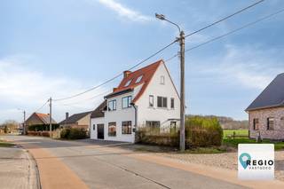 Indeling van de woning:Bij het betreden van deze charmante halfopen bebouwing kom je binnen in een ruime inkomhal die fungeert als het centrale...