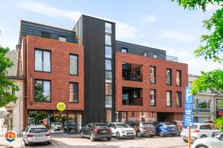 Op een uitstekende locatie te Putte bevindt zich deze schitterende penthouse met 2 slaapkamers en 2 terrassen. U bevindt zich hier  pal in het centrum met winkels, scholen en het openbaar vervoer op wandelafstand.<br /><br />We betreden het appartement via de inkomhal. De ruime leefruimte geniet van veel lichtinval door de grote raampartijen. Deze kunt u inrichten met een gezellige zithoek en een aparte eetplaats. Hier is de moderne en open keuken mooi geïntegreerd in het geheel en voorzien van de voornaamste toestellen. Aangrenzend bevindt zich de berging/wasruimte. Vanuit de leefruimte heeft u toegang tot het eerste goed georiënteerde terras. Verder geeft de nachthal ons toegang tot een apart toilet, 2 slaapkamers en de badkamer, voorzien van een lavabo, inloopdouche en toilet. Op het tweede terras, aan de voorzijde van het gebouw, geniet u van een prachtig zicht over centrum Putte. U beschikt ook over een ondergrondse parkeerplaats en kelderberging. Gemeenschappelijke kosten bedragen €75 per maand. <br /><br />Het appartement is beschikbaar vanaf 1/10/2026.<br /><br />U dient een bezoekaanvraag in te dienen via het zoekertje op onze website via de knop "vraag bezoek aan".<br /><br />Dit is een uitstekende opportuniteit als u op zoek bent naar een schitterende penthouse met 2 slaapkamers in centrum Putte. Contacteer ons voor meer informatie of neem een kijkje op www.boonstravastgoed.be .<br /><br />Bijzonderheden:<br />- Penthouse<br />- 2 slaapkamers<br />- Terras voor- en achteraan