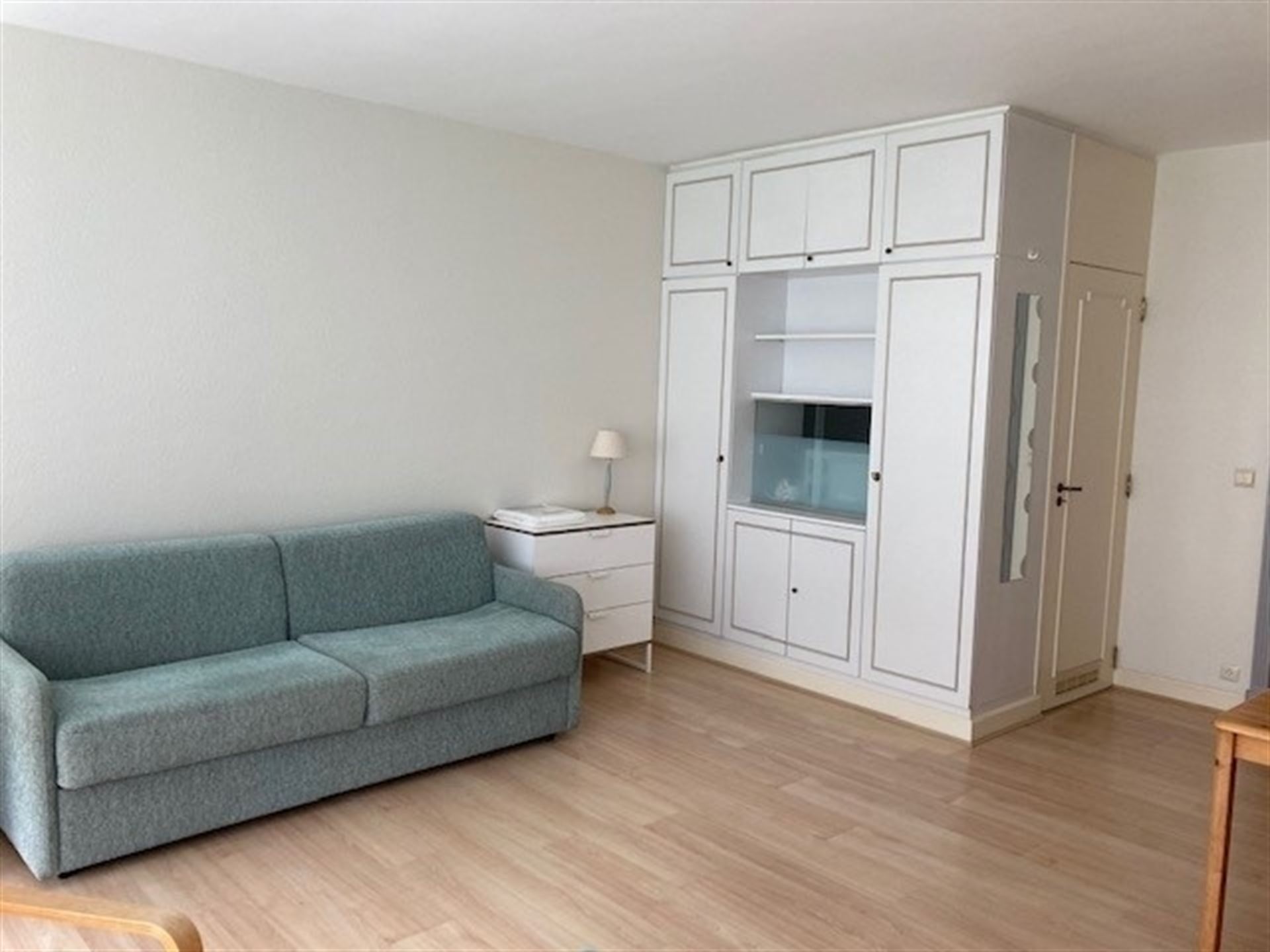  Knusse, gemeubelde studio gelegen op de 5de verdieping - foto 5