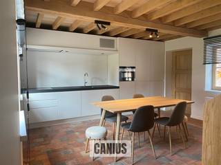 <p><span>GERESTAUREERDE BEGIJNHOFWONING TE SINT-TRUIDEN</span></p><p><span> </span></p><p><span>Aan de stadsrand van Sint-Truiden, treffen wij op het Begijnhof deze unieke woning aan gelegen op een uiterst rustige locatie. Wij bevinden ons op wandelafstand van domein 't Speelhof, het stadspark, het bruisdende stadscentrum van Sint-Truiden, ... Ook openbaar vervoer en de belangrijke invalswegen richting Hasselt, Tienen en Gingelom bevinden zich nabij deze woning. </span></p><p><span> </span></p><p><span>Het karaktervolle pand beschikt over een volledig uitgeruste en tijdloze leefkeuken. In de aanpalende gezellige en lichtrijke leefruimte is de ronde houten trap de eyecatcher. Wanneer wij ons naar buiten verplaatsen treffen wij een ruim terras + gemeenschappelijke tuin aan waar u heel de dag kan genieten van de zon. Terug in de woning verplaatsen wij ons via de ronde houten trap naar de eerste verdieping. Hier vallen de houten gewelven meteen op, deze geven enorm veel karakter en tonen de rijke geschiedenis van de woning. De eerste verdieping doet dienst als slaapkamer met aansluitend een badkamer met aanwezigheid van een vrijstaand ligbad, een toilet en een wastafelkast.<br /><br />Troeven: </span></p><p><span>- Prachtig gerestaureerde woning</span></p><p><span>- Aanwezigheid van authentieke elementen</span></p><p><span>- Gezellig terras + gemeenschappelijke tuin</span></p><p><span>- Gratis parking nabij de woning</span></p><p><span><br />Deze woning is ideaal om zelf te wonen of als opbrengsteigendom. Verkoop onder registratierechten (2% of 12%).<br /><br />Nieuwsgierig naar deze woning? Maak snel een afspraak of vraag maar informatie bij één van de medewerkers van Canius Real Estate te bereiken op het nummer 078 78 30 39 of via info@canius.be.</span></p><p><span> </span></p><p><span>*Deze gegevens zijn louter ter informatieve titel. De vermelde oppervlaktes zijn slechts indicatie. Canius Real Estate kan niet verantwoordelijk gesteld worden voor de juistheid van de aan haar verstrekte gegevens. </span></p><p><span> </span></p><p><span> </span></p>