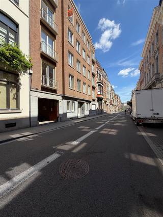 <p><strong>Lichtrijk wonen nabij het Leuvense treinstation</strong></p><p>In de Maria Theresiastraat te Leuven bieden wij u een bijzonder lichtrijk appartement gelegen op de 4e verdieping van het gebouw. Bovenburen zullen geen storende factor zijn in dit gebouw want de 4e verdieping is ook meteen de bovenste bewoonde verdieping. Naast het appartement zal u ook kunnen genieten van een zolder + kelderberging, ideaal voor het plaatsen van materiaal. Uw wagen en/of fietsen plaatsen kan in de voorziene garage achteraan het gebouw en dit met afstandsbediening voor de automatische poort. Handig! </p><p>Het appartement zelf heeft een bijzonder ruime inkomhal en een leefruimte genietende van vele raampartijen. De keuken en badkamer zijn volledig geïnstalleerd. Verder zijn er 3 kamers waarvan twee op heden dienst doen als slaapkamer en 1 als dressing aangezien hier een kleerkast staat. Deze ruimte kan benut worden volgens wens. Verbonden aan een van de slaapkamers is een terrasje waarbij u een verzicht kan waarnemen. </p><p>Interesse in een bezoek ter plaatse of gewoonweg meer informatie? Met plezier! Contacteer onze vastgoedmakelaar Jacky: 0495 53 46 49 of jacky@connect-immo.be / verhuur@connect-immo.be </p><p>Prijs: 1600,- EUR/ maand + 90,- EUR forfait (wel indexeerbaar) + nutsvoorzieningen. </p>