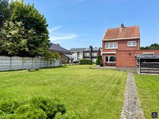 <p><span>TE RENOVEREN WONING MET BOUWGROND OP TOPLOCATIE</span></p><p><span> </span></p><p><span>Bent u op zoek naar </span><span>een unieke eigendom met uitzonderlijk veel mogelijkheden</span><span> op een absolute toplocatie in Beveren? Dan is dit een buitenkans. </span></p><p><span> </span></p><p><span>Deze ruime gezinswoning ligt op wandelafstand van het centrum, winkels, scholen en openbaar vervoer en biedt, ondanks de renovatieverplichting (EPC F), alle potentieel om uw droomwoning te creëren. </span></p><p><span> </span></p><p><span>De woning beschikt over een royale leefruimte, keuken met zicht op de ruime tuin, 3 slaapkamers, een zolder met uitbreidingsmogelijkheden en een ruime garage. </span></p><p><span> </span></p><p><span>Extra troef is de naastgelegen bouwgrond van 440 m² met ideale oriëntatie, gelegen in een goedgekeurde verkaveling, waarop de constructie van een ruime halfopen bebouwing mogelijk is. </span></p><p><span> </span></p><p><span>Woning en bouwgrond kunnen zowel afzonderlijk als samen worden aangekocht, wat een unieke opportuniteit biedt voor wie extra ruimte, een toekomstproject of een investering zoekt. </span></p><p><span>Voor meer info verwijzen we graag naar onze andere advertentie.</span></p><p><span> </span></p><p><span>Ontdek tijdens een bezoek ter plaatse de vele mogelijkheden van deze eigendom!</span></p><p><span> </span></p><p><span>Interesse ? Gelieve ons dan te contacteren op het nummer 03 775 41 88 of mail naar <span>kurt@vastgoed-smet.be</span></span><span> </span></p><p><span><span>www.vastgoed-smet.be</span></span></p><p><span> </span></p><p><span>“De verstrekte gegevens/informatie (zowel online als gedrukt) worden vrijblijvend verstrekt, enkel ter inlichting, zonder contractuele verbintenis of garantie van onzentwege en kunnen op ieder ogenblik gewijzigd worden”</span></p><p><span> </span></p>