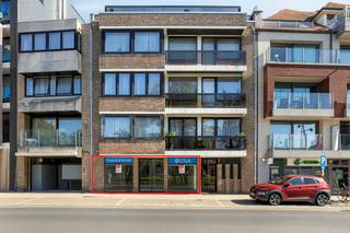 Op een absolute A-locatie in de commerciële Zeelaan, recht tegenover het gemeentehuis van De Panne, bevindt zich dit multifunctionele pand met een totale oppervlakte van 136 m². Dankzij de uitstekende visibiliteit en de flexibele indeling biedt dit pand tal van mogelijkheden voor ondernemers en investeerders.<br /><br />Indeling van het pand:<br /><br />* Winkelruimte (77,13 m²): Ruime en lichtrijke handelsruimte met directe toegang tot de keuken, studio en toilet.<br />* Studio (59,19 m²): Voorzien van een leef- en slaapruimte, badkamer, berging en afzonderlijk toilet.<br />* Keuken &amp; Binnenkoer: Ingerichte keuken die uitgeeft op een gezellige binnenkoer met een praktische achteruitgang.<br />* Kelder: Zeer ruime kelder voor extra opslag.<br /><br />Bijzonderheden &amp; Troeven:<br />Toegankelijkheid: Toegang via de winkelzijde, de gemeenschappelijke delen én een handige toegang aan de achterzijde.<br /><br />Afwerking: Onderhoudsvriendelijke tegelvloer in de winkel en keuken, vinyl in de studio.<br /><br />Voorzieningen: Centrale verwarming op gas (gemeenschappelijke ketel), aansluiting voor wasmachine en droogkast in de kelder, en een gemeenschappelijke fietsenberging.<br /><br />Uitbreidingsmogelijkheden: Mogelijkheid om de handelsruimte uit te breiden met de oppervlakte van de studio (mits vergunning).<br /><br />Contacteer ons vandaag nog voor een bezoek!<br /><br /><br /><br /><br />De eigendom wordt aangeboden via de Power-sale formule. Van 15/10/2026 om 09:00 tot 15/12/2026 om 16:00 kan u het handelspand op afspraak komen bezichtigen en een bod uitbrengen. De vermelde prijs is een instelprijs. Voor meer info, gelieve contact op te nemen met de dossierverantwoordelijke.<br /><br />Bestuursmaatregelen in het maatregelenregister: nee<br /><br />Deze AI-visualisaties zijn bedoeld als inspiratie. Er werd geen rekening gehouden met technische specificaties, stedenbouwkundige voorschriften of de concrete mogelijkheden tot realisatie.