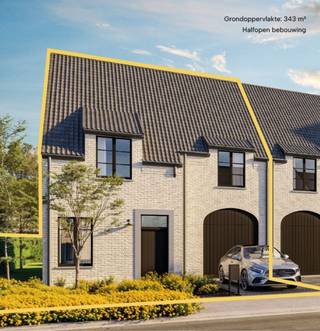 Deze charmante halfopen landelijke nieuwbouwwoning op een perceel van 343 m² beschikt over een open lichtrijke leefruimte, een kwalitatief ingerichte keuken en gastentoilet op het gelijkvloers. Er is een inpandige garage die meteen aansluit aan de keuken om op een praktische manier je boodschappen uit te laden. Op de eerste verdieping zijn er 4 volwaardige slaapkamers en een comfortabel uitgeruste ruime badkamer met dubbele wastafel, inloopdouche én bad, en nog een apart toilet. Met een vaste trap kom je op de zolderkamer die nog kan ingericht worden tot een extra slaapkamer of hobbyruimte.<br /><br />De materialen kan je na aankoop nog naar eigen smaak kiezen. Wij voeren vervolgens de werken uit zodat je zonder zorgen in een instapklare woning kan intrekken. In deze prijs zit ook een aangelegde tuin, afsluiting, terras, oprit en pad naar de voordeur. De woning is aangesloten op het warmtenet. Met een ventilatiesysteem, zonnepanelen en vloerverwarming geniet je verder van de nieuwste technieken voor een comfortabel toekomstgericht en duurzaam wonen. Als bewoner van dit futureproof woonproject kan je gebruik maken van de laadpalen en pakketbrievenbus van het e-mobipunt.<br /><br />Benieuwd naar een ervaring uit eerste hand? We laten graag de huidige bewoners aan het woord: <strong>https://blog.dumobil.be/nl/woonprojecten/blog/getuigenis-karaktervolle-projectwoning-voor-toekomstig-gezin</strong><br /><br />Deze prijs is exclusief notariskosten, aansluitkosten, verkooprecht en btw. Bekijk meteen transparant de vaste ALL-IN prijs voor het volledige plaatje: <strong>www.dumobil.be/nl/woonprojecten/projecten/hooglede-nieuwbouwwoningen / </strong>Stel vrijblijvend al je vragen aan onze bouwadviseur Sam Borrey: <strong>sam@dumobil.be</strong> | <strong>0483 210 133</strong>.