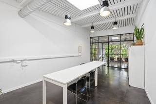 <br /><strong>Omgeving</strong><br />Gelegen in de Frederik Burvenichstraat 171 in Gentbrugge, bevindt deze kantoorruimte zich in een dynamische omgeving waar werken en netwerken centraal staan. Het gebouw huisvest een jonge en bruisende community van professionals, wat zorgt voor een aangename werksfeer en tal van mogelijkheden om contacten te leggen en ideeën uit te wisselen.<br /><br />Dankzij de ruime parkeermogelijkheden voor de deur is het kantoor bovendien vlot bereikbaar voor zowel jezelf als je klanten en bezoekers. Een ideale locatie voor wie op zoek is naar een inspirerende werkplek met alle nodige voorzieningen.<br /><br /><strong>Instapklaar kantoor van 34 m² in een jong en bruisend gebouw</strong><br />Deze afzonderlijke kantoorruimte van 34 m² biedt een aangename en praktische werkplek voor zelfstandigen, starters of kleine ondernemingen die op zoek zijn naar een professionele omgeving. Je maakt deel uit van een gedeelde werkomgeving waar verschillende jonge professionals actief zijn, ideaal om nieuwe contacten te leggen en je netwerk verder uit te bouwen.<br /><br />Daarnaast kan je gebruikmaken van de gemeenschappelijke keuken en zijn er printers beschikbaar voor gedeeld gebruik.<br /><br /><strong>Alle kosten inbegrepen in de huurprijs</strong><br />Een bijzonder voordeel is dat alle kosten inbegrepen zijn in de maandelijkse huurprijs. Gas, water, elektriciteit, supersnel internet én een wekelijkse poetsvrouw zijn inbegrepen. Zo geniet je van een volledig uitgeruste en verzorgde werkplek zonder onverwachte bijkomende kosten.<br /><br />De combinatie van een eigen kantoorruimte, gedeelde voorzieningen en een levendige werkomgeving maakt dit kantoor bijzonder geschikt voor wie professioneel wil werken zonder meteen te investeren in een volledig eigen kantoor.<br /><br />De huurprijs bedraagt <strong>€ 695 per maand, exclusief btw, inclusief alle bovenstaande kosten en diensten.</strong><br /><br /><strong>Absolute pluspunten</strong><br />+ Instapklaar<br />+ Ideaal voor zelfstandigen, starters en kleine ondernemingen<br />+ Jong en bruisend gebouw met diverse professionals<br />+ Gas, water, elektriciteit en supersnel internet inbegrepen<br />+ Wekelijkse poetsvrouw inbegrepen<br />+ Gemeenschappelijke keuken<br />+ Printers beschikbaar voor gemeenschappelijk gebruik<br />+ Ruime, gratis parkeermogelijkheden voor de deur<br />+ Gelegen in het bruisende Gentbrugge<br />Voor meer informatie of een bezoekmoment kan je contact opnemen via info@oko.immo of 0488 04 13 58