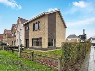 Gunstig gelegen halfopen woning boordevol potentieel, ideaal voor wie graag zijn eigen woonverhaal schrijft. De woning is op te frissen, maar er...