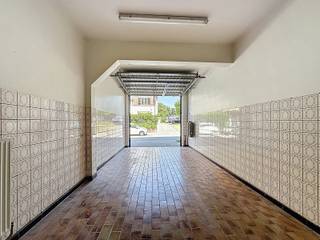 Te koop magazijn van 2 verdiepingen met een oppervlakte van 490 m2 Niveau 0: Opslagruimte toegankelijk via 1 garagedeur en een andere aparte...