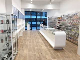 Commercieel gelijkvloers te koop, gelegen op één van de bekendste winkelstraten van Antwerpen centrum. De Nationalestraat vormt het hart van de Antwerpse modewijk en staat bovendien in voor de verbinding tussen het hippe Zuid en de historische binnenstad. <br />Een optimale visibiliteit en passage zijn met andere woorden gegarandeerd.<br /><br />Dit pand heeft een gelijkvloerse oppervlakte van ca. 175 m². Het gelijkvloers is verhuurd met een handelshuurovereenkomst van negen jaar aan een maandelijkse huurprijs van 2.569 Euro + onr.voorh. ten laste van de huurder. <br />Dit pand is geschikt als investeringseigendom. <br /><br />Benieuwd naar dit bedrijfsvastgoed te koop in de Nationalestraat in Antwerpen? Contacteer info@immodelestre.be of 054 33 62 52. <br />www.immodelestre.be