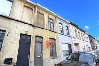 STADSWONING VOLLEDIG NIEUW AANGEKLEED Op de rand van het centrum werd deze woning recent volledig gerenoveerd, van kelder tot zolder, degelijk en met...