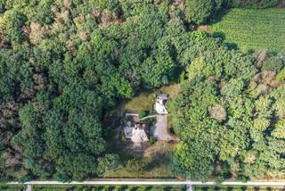 Verscholen in het groen, op een prachtig perceel van maar liefst 9.633 m², bevindt zich deze gerenoveerde villa met karakteristiek rieten dak. Een bijzondere eigendom waar rust, ruimte en privacy centraal staan, gecombineerd met een lichtrijk interieur en tal van mogelijkheden, waaronder kangoeroewonen.<br /><br />Via de ruime oprit bereikt u de woning en de twee garages. Binnen vormt de royale leefruimte het hart van de villa. De vele glaspartijen zorgen voor een overvloed aan natuurlijk licht en bieden een aangenaam zicht op het omliggende groen. Aansluitend bevindt zich een volledig uitgeruste keuken, voorzien van alle nodige toestellen. Verder beschikt het gelijkvloers over een afzonderlijke bureauruimte en een slaapkamer met eigen badkamer, waardoor comfortabel gelijkvloers wonen perfect mogelijk is.<br /><br />Op de eerste verdieping springt meteen het gevoel van ruimte in het oog. De hoge plafonds met zichtbare balken versterken het karakter van de woning. De royale hoofdslaapkamer geeft rechtstreeks toegang tot een dakterras, waar u in alle rust van de groene omgeving geniet. Daarnaast bevindt zich hier een tweede slaapkamer met doorloopdressing en een ruime tweede badkamer, uitgerust met dubbele wastafel, ligbad en douche.<br /><br />Een bijzondere troef is de ruime, afzonderlijk bereikbare ruimte boven de garage, toegankelijk via een buitentrap. Hier worden momenteel voorzieningen getroffen voor een eigen keuken en badkamer. Dankzij de afzonderlijke toegang en de royale oppervlakte biedt deze ruimte tal van mogelijkheden, bijvoorbeeld als gastenverblijf of zelfstandige woon-/werkruimte.<br /><br />Buiten geniet u vooral van één ding: groen, en dat zover het oog reikt. Het uitzonderlijk ruime perceel van bijna één hectare biedt volop privacy en maakt van deze woning een heerlijke plek voor wie landelijk en rustig wil wonen.<br /><br />Een belangrijke bijkomende troef is het recent volledig vernieuwde dak. De woning wordt verwarmd op gas en beschikt over een EPC-label C.<br /><br />Contacteer Vincent voor een bezoek ter plaatse via Vincent@reds.be of 0475 21 00 86.