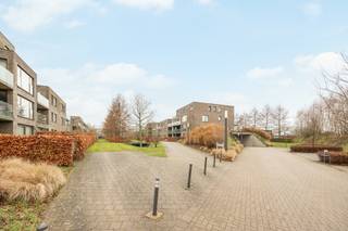 <p>Instapklaar gelijkvloers appartement met ruime tuin (76m²) in autoluwe buurt</p><p>Bent u op zoek naar de perfecte combinatie van modern comfort en buitenruimte? In de prestigieuze residentie De Kaars (bouwjaar 2013) bieden wij dit uitzonderlijk ruime gelijkvloers appartement aan. Gelegen in een heerlijk rustige, autoluwe omgeving, geniet u hier van rust zonder in te boeten op bereikbaarheid.</p><p>Licht, ruimte en kwaliteit</p><p>Bij het binnenkomen valt direct de hoogwaardige afwerking op. De mooie inkomhal leidt u naar de ruime leefruimte. Dankzij de grote raampartijen geniet u hier van een prachtige lichtinval en een naadloze overgang naar het terras en de indrukwekkende tuin van 76m² een zeldzame luxe voor een appartement. De kwalitatieve volle parketvloer geeft het geheel een warme, luxueuze uitstraling.</p><p>Comfortabele indeling</p><p>-	Slaapkamers: Twee ruime slaapkamers, beide stijlvol afgewerkt met volle parket.</p><p>-	Badkamer: Een comfortabele badkamer voorzien van een ligbad en een dubbel lavabomeubel.</p><p>-	Keuken &amp; Berging: Een praktische, aansluitende keuken met een naastgelegen ruime berging voor extra stockageruimte.</p><p>Extra troeven</p><p>Dit energiezuinige appartement (EPC-lalel A) beschikt over een privatieve ondergrondse berging. Daarnaast is er de mogelijkheid tot de aankoop van één of meerdere ondergrondse parkeerplaatsen, zodat parkeerstress definitief tot het verleden behoort.</p><p>Interesse?</p><p>Wilt u dit unieke gelijkvloers appartement met eigen tuin zelf ontdekken? Wacht niet te lang en plan vandaag nog uw bezoek!</p><p>Bel ons op: 03/459.89.59</p><p></p>
