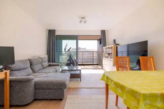 LIGGINGGelegen in het bruisende hart van de Europese wijk bevindt zich dit instapklare en lichtrijke appartement op de negende verdieping aan het...