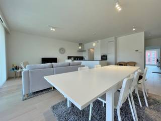 <p><span>Uitzonderlijk twee slaapkamer appartement op toplocatie te Leuven.</span></p><p><span>Dit modern appartement is gelegen nabij het Sluispark, station (1,5km) en winkels zoals de Colruyt (500m).</span></p><p><span> </span></p><p><span>Het appartement beschikt over een zeer goede energieprestatie en geluidsisolatie.</span></p><p><span>Wanneer we de woonst betreden, zien we meteen de ruime living (36m²) met veel lichtinval. Verder is er een volledig uitgeruste keuken met kookeiland en berging.</span></p><p><span>Vanuit de leefruimte kunt u het terras (13m²) betreden waar u een mooi uitzicht heeft op de Dijle en het Sluispark.</span></p><p><span>De slaapkamers zijn respectievelijk 13m² en 11m², deze zijn uitgerust met tv connectie.</span></p><p><span>Als laatst beschikt het appartement over een badkamer met inloopdouche en apart gastentoilet met lavabo.</span></p><p><span> </span></p><p><span>Extra:</span></p><p><span>- Ventilatiesysteem</span></p><p><span>- Parket over de vloer</span></p><p><span>- Ondergrondse parkeerplaats</span></p><p><span>- Ondergrondse fietsenstalling<br /><br /></span></p><p><span>Gemeenschappelijke kosten omvatten provisie voor algemene lasten en privatieve verwarming.</span></p><p><span> </span></p><p><span>Boek snel uw afspraak via 078 48 47 00 of via info@ap-p.be</span></p><p><span><br /><br /></span></p>