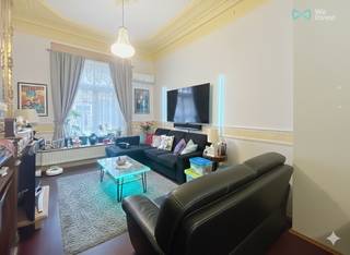 We Invest stelt u deze karaktervolle en authentieke herenwoning in Schaarbeek voor.De hoge plafonds, grote ramen, sierlijsten en het authentieke...