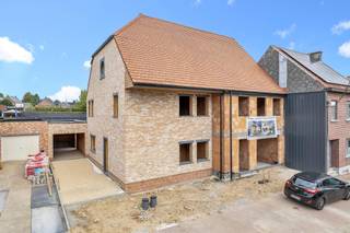 <p>Voor meer info of een bezoek, bel 053 59 49 34 - Op een toplocatie in <strong>Haaltert</strong> bevindt zich deze <strong>stijlvolle nieuwbouwwoning</strong>. De woning omvat op het gelijkvloers (80,23 m²) een ruime inkomhal met apart toilet, die toegang geeft tot de eet- en leefruimte met open keuken en aansluitende bergruimte. Daarnaast is er op het gelijkvloers ook een thuisbureau en een inpandige <strong>garage</strong> (26,53 m²) aanwezig. De eerste verdieping (55,94 m²) omvat<strong> drie ruime slaapkamers</strong>, een badkamer, een apart toilet en een linnenruimte. Via een vaste trap bereikt men de zolderverdieping (48,59 m²). <strong>Mogelijkheid tot aankoop aan 6% btw! </strong>De woning wordt momenteel casco verkocht aan € 350.000 exclusief btw en registratierechten. Wenst u de woning verder afgewerkt aan te kopen, dan kan dit aan een totaalprijs van € 430.000 exclusief btw en registratierechten. Aan deze meerprijs kunnen onder andere de elektriciteit, verwarmingsinstallatie, chapewerken en pleisterwerken volledig afgewerkt worden. Ook verdere afwerking zoals keuken, badkamer, vloeren, binnendeuren en buitenaanleg kan nog voorzien worden.</p>