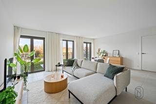 Laatste 6 appartementen! Dit modern nieuwbouwproject ROOTS is rustig gelegen met zicht op groen, op wandelafstand van het station en het CENTRUM. Aangename terrassen en/of tuinen, lichtrijke leefruimtes met open geïnstalleerde keukens, volledige afwerking, en zo goed als opleverklaar. Ondergrondse parkeerplaatsen en bergingen. Bijna-energieneutraal (max E30): vloerverwarming voorzien. Wenst u het modelappartement te bezichtigen: guido@immobeguin.be