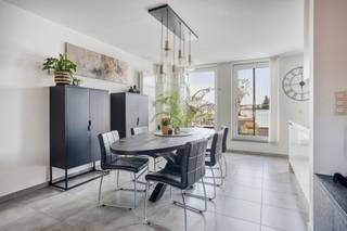 <p><strong>Laakdal: ruim appartement met 3 slaapkamers, 2 terrassen en autostaanplaats</strong></p>
<p>Dit instapklare duplexappartement is rustig en gunstig gelegen in Vorst, deelgemeente van Laakdal. U geniet hier van een <strong>vrij en groen uitzicht over de tuin van de historische, beschermde pastorie van Groot-Vorst</strong>. Het centrum, openbaar vervoer en belangrijke verbindingswegen zijn vlot bereikbaar. De autostrade ligt op enkele minuten rijden en het treinstation op ca. 15 minuten.</p>
<p>Het appartement bevindt zich in een verzorgd gebouw uit 2014 en beschikt over <strong>134 m² woonoppervlakte</strong>. Het <strong>EPC-label A (93kWh/(m²jaar)</strong>, de twee ruime terrassen, en privatieve autostaanplaats zorgen voor extra comfort.</p>
<p><strong>Indeling:</strong></p>
<ul><li><strong>Tweede verdieping:</strong> inkomhal, gastentoilet, lichtrijke leefruimte met open keuken, wasplaats/berging en twee ruime terrassen.</li><li><strong>Derde verdieping:</strong> nachthal, drie slaapkamers en badkamer met ligbad.</li><li><strong>Zolder:</strong> opbergruimte.</li><li><strong>Buiten:</strong> autostaanplaats.</li></ul>
<p><strong>Troeven:</strong></p>
<ul><li>Twee ruime terrassen met groen uitzicht</li><li>EPC-label A &amp; elektriciteit conform</li><li>Lift &amp; privatieve autostaanplaats</li></ul>
<p><strong>Ontdek het comfort en de rustige ligging van dit instapklare appartement en plan vandaag nog uw bezoek!</strong></p>
