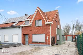 In een doodlopende en erg rustige straat, op een centrale ligging in Boortmeerbeek, bevindt zich deze halfopen bebouwing, die quasi volledig werd gerenoveerd. Een ideale combinatie van rust, bereikbaarheid en wooncomfort.<br /><br />Via de voordeur kom je binnen in de inkomhal, die toegang geeft tot de trap naar de bovenverdieping en de leefruimte. De lichtrijke woonkamer en living vormen samen met de open keuken het kloppend hart van de woning. De keuken is praktisch ingericht en sluit naadloos aan op een geïntegreerde bureauruimte, ideaal voor thuiswerk of studeerhoek.<br /><br />Achteraan zorgen grote raampartijen voor een mooie verbinding met de tuin en het zonnige terras, perfect voor gezellige momenten met familie en vrienden.<br />Aansluitend bevindt zich de ruime badkamer, uitgerust met ligbad en douche.<br /><br />Op de bovenverdieping zijn er drie slaapkamers:<br />twee volwaardige, ruime kamers en een derde, compactere kamer, ideaal als kinderkamer, dressing of bureau.<br /><br />Een absolute troef is de uitzonderlijk diepe tuin, die overgaat in agrarisch gebied. Dit biedt een open zicht op velden en extra mogelijkheden, zoals het houden van paarden of andere dieren, of gewoon genieten van rust en natuur.<br /><br />Dit is een instapklare woning met een topligging voor wie rustig en centraal wil wonen.<br /><br />Bekijk ook zeker de virtuele rondleiding en het interactief grondplan op onze website.<br />Voor extra vragen en informatie of om een bezichtiging te plannen contacteer ons via 015/34.34.54 of via kevin.comyn@imovastgoed.be.
