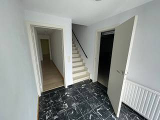 Ben je op zoek naar een ruime huurwoning met een tuintje en garage, vlak bij het centrum van Aarschot? Dan is deze woning misschien wel jouw nieuwe thuis!<br /><br />Bij het binnenkomen kom je in de inkomhal, die links toegang geeft tot een polyvalente ruimte die ingericht en gebruikt kan worden helemaal naar uw wensen. Aansluitend is er ook nog een moderne badkamer.<br /><br />Op de eerste verdieping ontdek je een bijzonder ruime en aangename woonkamer, waar je alle mogelijkheden hebt om een comfortabele leefruimte te creëren. Aansluitend bevindt zich de keuken, waarvan de keukentoestellen binnenkort volledig vernieuwd worden. Op deze verdieping vind je bovendien een apart toilet en een praktische bergruimte.<br /><br />Op de tweede verdieping bevinden zich twee bijzonder ruime slaapkamers, met voldoende plaats om ze naar eigen smaak in te richten. Daarnaast is er een kleinere kamer met een groot raam en zicht naar buiten, ideaal als bureau, dressing of hobbyruimte. Achteraan de gang bevindt zich de tweede badkamer, die binnenkort eveneens volledig vernieuwd wordt.<br /><br />Extra troef is de grote zolder, die heel wat mogelijkheden biedt als bijkomende bergruimte. Ideaal om seizoensspullen, koffers en andere zaken netjes op te bergen.<br /><br />Ook buiten heeft deze woning heel wat te bieden. Het tuintje vormt een fijne plek om op zonnige dagen van de buitenlucht te genieten. Bovendien beschikt de woning over een garage, handig voor het parkeren van je wagen of het opbergen van extra spullen.<br /><br />EPC label C<br /><br />Heeft u interesse kan u ons altijd bereiken via mail, telefoon of op kantoor.