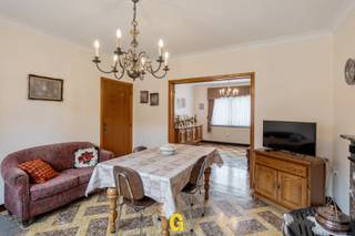 In het landelijke Vliermaal, langs de Kerkveldweg ter hoogte van nummer 19, bevindt zich deze te renoveren halfopen woning met tuin, op een perceel van 5a 95ca.<br /><br />In dit gemoedelijke kerkdorp is het aangenaam en rustig om wonen in een fijne dorpse sfeer. Vlakbij vindt men de kleuter- en basisschool, de bakker en de apotheker. Na een tiental minuutjes rijden komt men op de E313, zodat omliggende steden zoals Hasselt, Bilzen-Hoeselt en Tongeren-Borgloon vlot bereikbaar zijn. Liefhebbers van ontspanning in de natuur vinden in de nabijheid onder meer natuurgebied Eggertingen en tal van wandel- en fietsroutes.<br /><br />De woning werd steeds netjes onderhouden en beschikt over een degelijke structurele basis, met onder meer betonnen tussenvloeren en vernieuwde ramen. Deze woning kan een ideale basis zijn voor kopers die op zoek zijn naar een te renoveren woning met tal van mogelijkheden tot uitbreiding en verdere inrichting.<br /><br />INDELING/OMSCHRIJVING<br /><br />Gelijkvloers<br />-Inkom met trap naar de verdieping<br />-Gezellige leefruimte ingedeeld met zitruimte en eetplaats met zicht op de binnenkoer<br />-Aparte keuken<br /><br />1ste verdieping<br />-Nachthal<br />-Eerste bijzonder ruime slaapkamer. Door de ruime afmetingen van deze kamer bestaat de mogelijkheid om de hal te verruimen met het oog op de installatie van een vaste trap naar de zolderverdieping<br />-Tweede volwaardige slaapkamer<br />-Ruime badkamer<br /><br />Zolderverdieping<br />-In te richten als derde en mogelijk vierde slaapkamer, mits installatie van een vaste trap<br /><br />Buitenomgeving<br />-Gezellige binnenkoer met mogelijkheden voor een aanbouw aansluitend op de bestaande leefruimtes<br />-Bijgebouwen met stalling<br />-Ruime tuin met garage, achteraan handig toegankelijk via de Wijnlaan<br /><br />EPC: 682 kWh/m² p.j. – label F – bijgevolg is dit eigendom onderhevig aan de renovatieplicht.<br />Deze rustig gelegen halfopen woning kan een mooie kans zijn voor wie op zoek is naar een degelijk gebouwde, te renoveren woning met een solide structuur en ruime tuin, in een mooie landelijke omgeving waar het aangenaam wonen is, met tegelijkertijd een vlotte verbinding naar Hasselt, Tongeren-Borgloon en Bilzen-Hoeselt.
