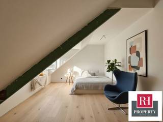 Op een steenworp afstand van het station van Saint-Job, vlakbij het openbaar vervoer en talrijke winkels, presenteert Rh Property u dit prachtige appartement, dat na een grondige renovatie voor het eerst wordt bewoond, met een bewoonbare oppervlakte van ± 90 m². Het bestaat uit: een ruime en zeer lichte woon-eetkamer, een volledig uitgeruste open keuken, een doucheruimte met toilet, 2 mooie slaapkamers waarvan één kleiner. Het appartement wordt momenteel gerenoveerd. Sommige foto's zijn projecties na renovatie. Huidige PEB D, maar na de renovatie zal een nieuwe PEB worden uitgevoerd met een betere energieprestatie, aangezien het appartement volledig is geïsoleerd (muren en dak). Beschikbaar tussen 15/12 en 01/01/2026. Raadpleeg onze website voor meer panden: www.rhproperty.be
