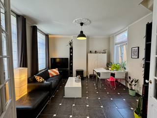 Charmante Brugse woning met 2 slaapkamers en een gezellige stadskoer, gelegen in het rustige Sint-Gilliskwartier, nabij de Gouden Handrei en het Jan van Eyckplein en met een vlotte verbinding naar de Ring.
Indeling: inkomhal, sfeervolle leefruimte met gashaard, ingerichte keuken met toegang tot de stadskoer en een kleine kelder.
Op de eerste verdieping bevinden zich een ruime slaapkamer en een badkamer met douche, lavabo en toilet. De tweede verdieping omvat een grote tweede slaapkamer onder het gebinte.
Verwarming op aardgas. EPC: 399 kWh/m². Asbestveilig.
Een ideale starterswoning of een perfect tweede verblijf in het historische hart van Brugge.