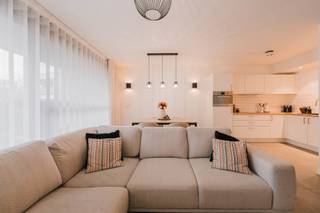 Instapklaar gelijkvloers appartement met privéterras, tuintje en parkeerplaats!<br /><br />Recent wooncomfort, een aangename buitenruimte en een uitstekende ligging in Wezemaal: dit bijzonder nette appartement uit 2021 heeft het allemaal. Winkels en scholen bevinden zich in de directe omgeving, net als het vernieuwde treinstation. De nabijheid van Leuven, de vlotte verbinding naar Aarschot en de E314 maken dit een ideale uitvalsbasis.<br /><br />Via de inkomhal met apart gastentoilet bereikt u de gezellige leefruimte met een volledig uitgeruste open keuken. Beide geven rechtstreeks uit op het privéterras met aansluitend een klein tuintje: een fijne plek om buiten te ontspannen en van het groen te genieten. Extra praktisch: via een poortje wandelt u rechtstreeks naar uw private buitenparkeerplaats, inbegrepen in de prijs.<br /><br />Het appartement beschikt verder over een ruime slaapkamer, een strak afgewerkte badkamer met inloopdouche en een afzonderlijke berging met wasfaciliteiten.<br /><br />Ook op energetisch vlak zit u goed: met EPC-label A, drie zonnepanelen en vloerverwarming combineert deze woning dagelijks comfort met energiezuinig wonen.<br /><br />Ontdek dit instapklare appartement tijdens een bezoek!<br /><br />Voor meer info of een vrijblijvende waardebepaling van uw eigendom: wouter.beckx@homixx.be of 016 199 349.