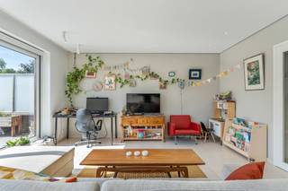 <p><span>HEVERLEE : Appartement moderne et chaleureux de 3 chambres à Heverlee. </span></p><p><span>Situé dans un emplacement très stratégique, à proximité immédiate de nombreuses commodités, cet appartement offre une surface habitable totale de 113 mètres carrés et comprend trois chambres spacieuses, ainsi qu'une grande terrasse donnant sur le parc privatif. La résidence, baptisée « “Parkoase» (” ), bénéficie, comme son nom l’indique, d’un parc privé doté de son propre court de tennis. </span></p><p><span>On accède à cet appartement par un vaste hall d’entrée avec des toilettes pour invités, qui donne sur un salon ouvert et lumineux, attenant à une cuisine bien équipée et à une grande terrasse orientée au sud. Les trois chambres sont également suffisamment spacieuses et offrent de nombreuses possibilités d’aménagement ; la salle de bains est quant à elle bien équipée, avec à la fois une baignoire et une douche, ainsi qu’un WC séparé. Pour compléter l'appartement, deux grands garages sont prévus et sont également inclus dans le prix de vente. </span></p><p><span>Vous recherchez un appartement contemporain, spacieux et moderne à la périphérie de Louvain, offrant une vue magnifique sur un espace vert ? Ne cherchez plus et prenez rendez-vous dès aujourd’hui ! </span></p><p><span> </span></p>