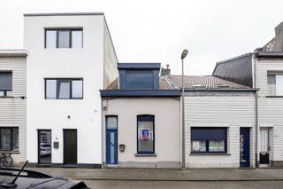 Bent u op zoek naar een woning waar u nog uw eigen stijl kan doorvoeren? Dan stellen wij u dit af te werken woning met twee slaapkamers, koer...