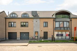Soms voel je het meteen: dit is thuiskomen.<br /><br />148 m² woonruimte, een zuidgericht terras van 20 m², en zowel het station als het bruisende centrum van Lokeren op wandelafstand. Deze royale duplex brengt ruimte, licht en comfort samen in een rustige, kleinschalige residentie.<br /><br />Binnen valt je oog meteen op de lichtrijke leefruimte met parketvloer: open, warm, en gemaakt om in te leven. De volledig ingerichte keuken sluit er naadloos op aan. En vanuit de leefruimte stap je zo het afgesloten zonneterras op: jouw eigen plek om in alle privacy van de zon te genieten.<br /><br />Op deze verdieping vind je ook een extra kamer. Bureau, hobbyruimte of vierde slaapkamer, jij kiest.<br />Een verdieping hoger liggen drie volwaardige slaapkamers. De badkamer heeft zowel een ligbad als een douche, dus 's ochtends hoeft niemand te wachten. En in de kelder heb je nog een privatieve berging van 12 m² voor wie graag wat extra opbergruimte heeft.<br /><br />Energiezuinig wonen zonder verrassingen, met een EPC-label B.<br /><br />Het appartement is momenteel verhuurd aan €1.100/maand. <br /><br />Kortom: ruimte, een toplocatie én flexibiliteit in één.<br /><br />Zin in een bezoek? Bel 03 23 23 140 of mail sam@woonvast.be