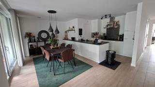 <p><span>PRACHTIG RECENT NIEUWBOUW APPARTEMENT MET LIFT, 3 SLAAPKAMERS, TERRAS EN INPANDIGE AUTOSTAANPLAATS! </span></p><p><span> </span></p><p><span>Een rondleiding doorheen het appartement:</span></p><p><span><br />GELIJKVLOERSE VERDIEPING:<br />- Gemeenschappelijke inkomhal met lift</span></p><p><span>- Privatieve auto staanplaats </span></p><p><span>- Privatieve kelder berging</span></p><p><span><br /><br />TWEEDE VERDIEPING:<br />- Inkomhal<br />- Apart toilet met handenwasser<br />- Ruime lichtrijke leefruimte met toegang naar terras<br />- Open keuken <br />- Berging met aansluiting voor wasmachine en droogkast<br />- Terras</span></p><p><span>- Nachthal<br />- Slaapkamer 1 (13,3m</span><span><sup>2</sup></span><span>) met douchekamer<br />- Slaapkamer 2 (9m</span><span><sup>2</sup></span><span>)<br />- Slaapkamer 3 (11,3m</span><span><sup>2</sup></span><span>)</span></p><p><span>- Badkamer voorzien van bad, douche, badkamermeubel en toilet<br /><br /></span></p><p><span>Forfaitaire vaste kosten: 75EUR/maand (verbruik gemene delen + lift) <br /><br /></span></p><p><span> </span></p><p><span> </span></p><p><span>Benieuwd naar deze topper? Contacteer ons dan zeker voor een vrijblijvend bezoek en meer informatie! <br />Telefonisch via: 03 644 00 88 of via mail: info@immodelaet.be</span></p><p><span> </span></p><p><span> </span></p><p><span> </span></p>