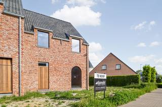 Deze energiezuinige halfopen nieuwbouwwoning in landelijke bouwstijl werd reeds wind-waterdicht opgebouwd en wordt binnenin verder kwalitatief afgewerkt door Dumobil Woonprojecten naar wens van de koper. Deze woning (lot 49) heeft een perceeloppervlakte van 333 m² en een noordwestelijk georiënteerde tuin waardoor je kan genieten van een avondzonnetje in de tuin.<br /><br />Via de inkomhal kom je terecht in een open leefruimte met salon, eethoek, bureau en open keuken. Er is een aparte wasplaats en gastentoilet. Op de eerste verdieping zijn er 3 slaapkamers, nog een toilet, berging en een badkamer met dubbele wastafel, douche én bad. Met een vaste trap kom je op de zolderruimte die dienst kan doen als extra kamer. Er komt een aangelegde voortuin en tuin met terras. De binnenafwerking van de woning gebeurt na aankoop en volgens de wensen en keuzes van de klant. Geniet daarbij van de nieuwste technieken, waaronder de geothermische warmtepomp, zonnepanelen en vloerverwarming om te verwarmen in de winter en te verkoelen in de zomer.<br /><br />Benieuwd naar de afwerking en woonkwaliteit van Dumobil Woonprojecten? Op de verkaveling kan je ook een kijkwoning bezoeken. Laat je inspireren door de indeling, materialen en afwerking en ontdek de mogelijkheden voor jouw toekomstige woning.<br /><br />Deze prijs excl. kosten omvat zowel de grond als een volledig afgewerkte, instapklare woning. Alle afwerkingen en voorzieningen zijn inbegrepen: een budget voor keuken en badkamer inclusief sanitair, warmtepomp, zonnepanelen, vloerverwarming, keuringen, terras, oprit, afsluiting en grasaanleg. Enkel de wettelijke kosten zijn hierin nog niet opgenomen. De totale kostprijs inclusief wettelijke kosten waaronder registratierechten, btw, notariskosten en aansluitingskosten kan je eenvoudig bekijken op onze website: <u><strong>dumobil.be/nl/woonprojecten/projecten/meulebeke-steenstraat-kapellestraat</strong></u> En/of contacteer onze bouwadviseur Sam Borrey voor meer info: 0483/21.01.33 | sam@dumobil.be - De woning en kijkwoning kunnen op afspraak bezichtigd worden<br />
