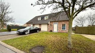 Deze instapklare en goed onderhouden woning biedt alle comfort en ruimte.Ze beschikt over een oprit met parkeermogelijkheid en een inkomhal met...