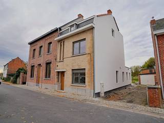 Deze volledig gerenoveerde woning is helemaal instapklaar en ideaal voor wie zorgeloos wil verhuizen. Het leuke van deze woning is dat deze zonet...