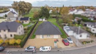 Ben je op zoek naar een prachtig gelegen open bebouwing met zeer veel ruimte? Dit is een buitenkans!<br /><br />Deze uiterst uitzonderlijk gelegen woning in een doodlopend straatje dat uitkomt op het jaagpad langs de schelde bevindt zich op een perceel van maar liefst 1121 m². Hoewel de rustige ligging zijn alle faciliteiten stapvoets bereikbaar. Gezien de woning gebouwd werd in 2010 is deze naar de huidige normen geïsoleerd en is er dus een minimum aan verbruik. <br /><br />Indeling:<br />-GLV: Via de uitnodigende inkomhal met gastentoilet betreedt je links de ruime en lichtrijke leefruimte met aansluitend de open keuken met berging. Vanuit deze ruimtes heb je een prachtig zicht op de tuin. Verder kan je via de inkomhal een slaapkamer met eigen badkamer terugvinden. Via aan aparte ingang is er tevens nog een praktijkruimte die momenteel als bureau gebruikt wordt. Er is tevens nog een inpandige garage.<br />-1stV: De nachthal geeft toegang tot een slaapkamers, een badkamer en een zeer ruime zolder met tal van mogelijkheden.<br /><br />Ben je geïnteresseerd in deze topper? Neem snel contact op voor meer info of een bezoek.