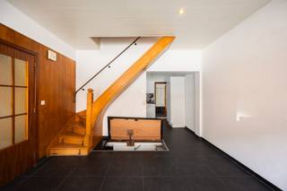 Voor verdere info of een vrijblijvende waardebepaling van uw eigendom: joeri.vandeven@homixx.be of 016 19 93 46.<br /><br />Welkom in deze starterswoning in Tienen!<br />Gelegen op de Diestsesteenweg geniet je hier van een centrale liggen, en alles op wandelafstand.<br /><br />Bij het betreden van de woning kom je in de ruime inkomhal, waar zeker plaats is voor een vestiaire of schoenenkast. Via de dubbele deur betreed je de eet/woonkamer van de woning. <br />Hier is er lichtinval in overvloed door de grote raampartij en het open karakter van de woning. Deze ruimte heeft ook een kelderluik dat verzonken is in de vloer.<br /><br />Netjes aansluitend kan je de keuken terugvinden van de woning, met toegang tot een leuke buitenhoek. Achter de keuken is de badkamer, uitgerust met bad, wc en lavabo.<br />Via de open trap in de woonkamer kom je terecht in 2 slaapkamers, waarvan één zeer grote master. Deze 'master' kan ook dienst doen als woonkamer, indien u maar één slaapkamer nodig heeft. Dan kan u de gelijkvloerse verdieping als eetruimte uitrusten.<br /><br />Het dak is reeds geïsoleerd, en de woning is uitgerust met dubbele beglazing. Verder is de verwarmingsketel op gas in 2020 vervangen.<br />De woning heeft een renovatieplicht (EPC-E), maar is met minimale ingrepen naar een D of beter te brengen!<br /><br />Kortom, een top opportuniteit voor wie wil starten op en toplocatie!