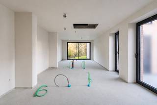 Deze gerenoveerde bungalow met één slaapkamer bevindt zich in het hart van het landelijke Dikkelvenne.<br /><br />Via de inkomhal, voorzien van een praktische vestiairekast, betreden we de woning. Aan de rechterzijde bevindt zich de vestiaire, terwijl we links de slaapkamer, de toegang tot de kelder en een ruime aparte berging terugvinden. De kelder biedt bovendien extra opbergruimte.<br /><br />Verder beschikt de woning over een afzonderlijk gastentoilet en een badkamer uitgerust met zowel een douche als een ligbad.<br /><br />Aansluitend komen we in de gezellige leefruimte terecht, bestaande uit een eetplaats, een keuken en een zithoek. Vanuit de zithoek geniet u van directe toegang tot het privatieve terras.<br /><br />Dankzij de centrale ligging bevinden de bakker, beenhouwer en andere dagelijkse voorzieningen zich op wandelafstand. Bovendien bevinden alle leefruimtes zich op het gelijkvloers, wat deze woning bijzonder geschikt maakt voor zowel jonge als iets oudere koppels die comfortabel willen wonen.<br /><br />Achteraan het woonerf zijn er 9 parkeerplaatsen beschikbaar, uitsluitend beschikbaar voor bewoners. Deze worden verkocht aan € 15.000 excl. kosten, met een min. van één parkeerplaats per wooneenheid aan te kopen.<br /><br />De vermelde verkoopprijs omvat een afgewerkte woning (met uitzondering van de keuken) excl. kosten, registratie en BTW en excl. parkeerplaatsen. <br />De vermelde oppervlaktes zijn bruto oppervlaktes.