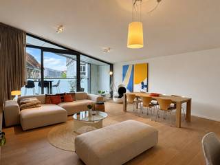 Ideaal gelegen en ruim gemeubeld appartement van ca 99 m² (cfr. EPC) op de derde verdieping van een verzorgd gebouw in hartje Antwerpen...