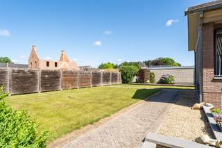 Deze uitstekend onderhouden vrijstaande bungalow woning is gelegen in Merem langs de Haagbeuklaan ter hoogte van nummer 9, op een westgericht...